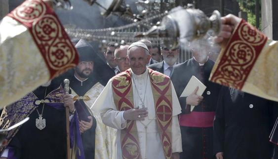 El papa Francisco (c) visita la catedral apostólica Etchmiadzint, en Ereván, Armenia.