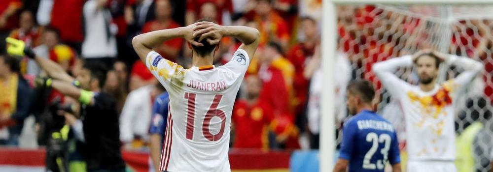 Juanfran y Piqué se llevan las manos al a cabeza en el partido ante Italia. 