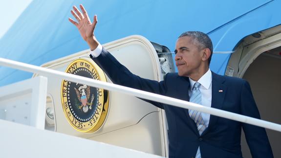 Barack Obama saluda desde el Air Force One. 