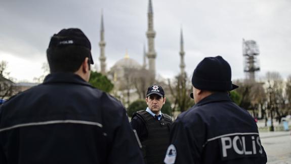 Agentes de seguridad frente a la mezquita azul.