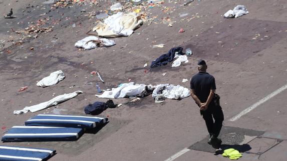 Un gendarme pasea junto al lugar del atentado.