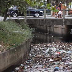 Un canal lleno de basura en Río. 