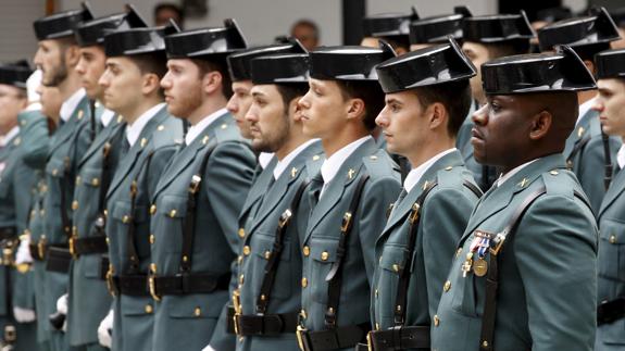 Varios agentes de la Guardia Civil, en un desfile.