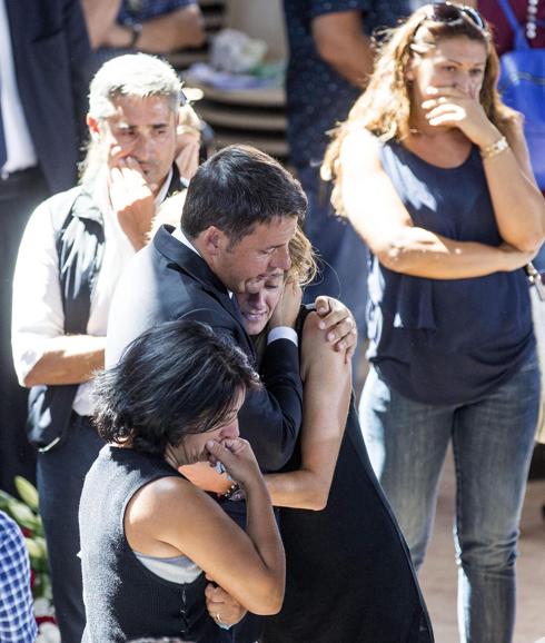Matteo Renzi, durante el funeral por las víctimas del terremoto. 
