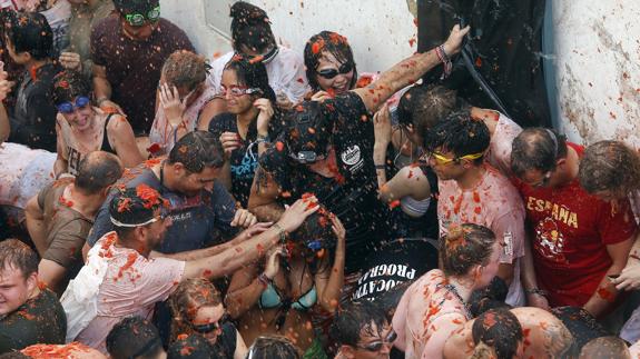 La tradicional Tomatina en la localidad valenciana de Buñol.