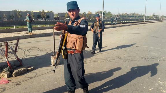 Policías afganos desplegados en el lugar donde se han producido las explosiones. 