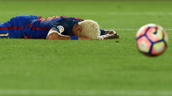 Neymar se lamenta. 