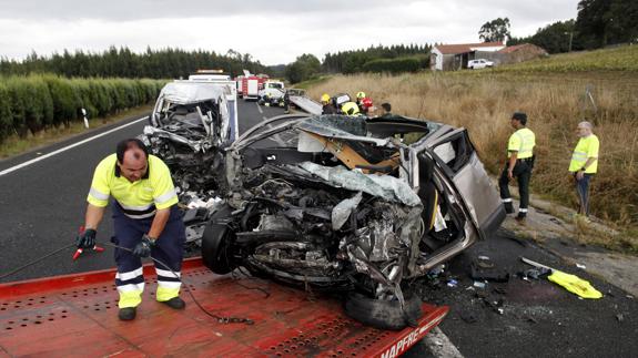 Un operario retira uno de los vehículos siniestrado en un accidente en la A-6.