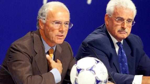 Beckenbauer (i), en una conferencia de prensa. 