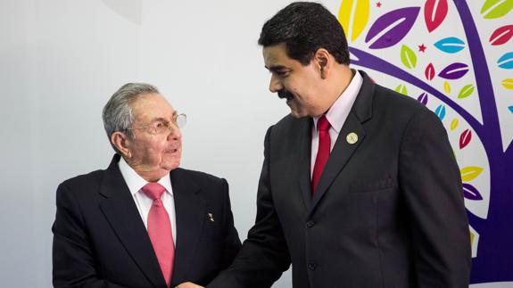 El presidente de Venezuela, Nicolás Maduro (d) recibe al presidente de Cuba, Raúl Castro.