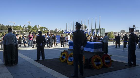 Un grupo de personas rinde homenaje al expresidente israelí Simón Peres.