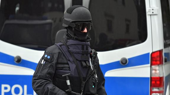 Agente de la Policía alemana desplegado en la localidad de Chemnitz. 