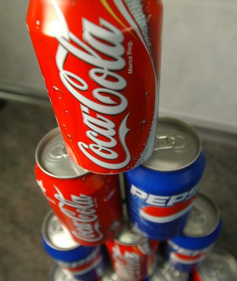 Latas de Coca-Cola y Pepsi