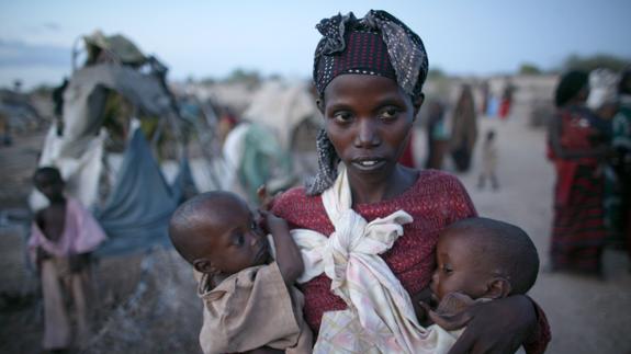 Mujer africana con dos hijos