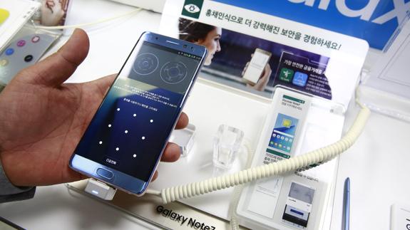 Un dispositivo Samsung Galaxy Note 7 expuesto en una tienda de Seúl.