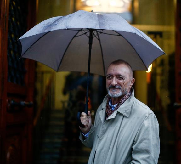 Arturo Pérez-Reverte les presenta a Lorenzo Falcó, un canalla seductor