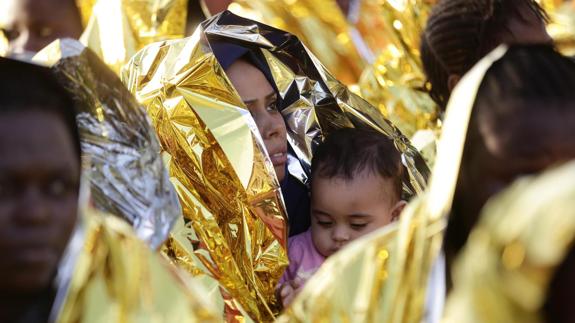 Una mujer con un bebé, entre los inmigrantes rescatados. 