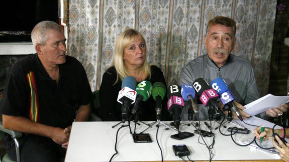 El abogado de la familia de la menor agredida, Marcos García-Montes, y sus padres.