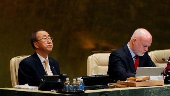 El secretario general de Naciones Unidas, Ban Ki-Moon y  el presidente de la Asamblea General, Peter Thomson 
