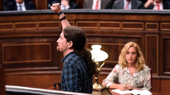 Pablo Iglesias alza el puño al acabar su intervención.