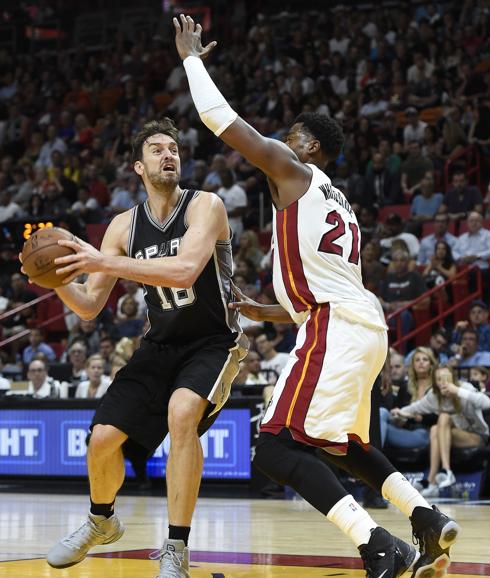 Pau Gasol trata de anotar ante la oposición de Hassan Whiteside.