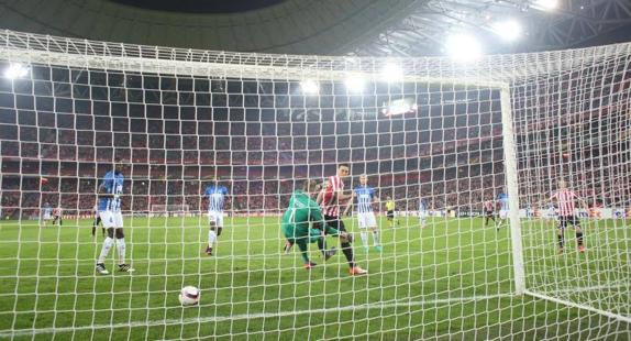 Aritz Aduriz marca el 1-0 al Genk.