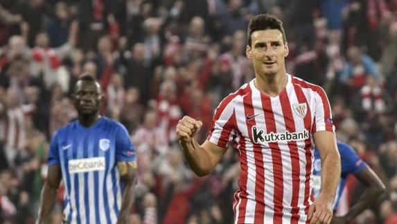 Aritz Aduriz celebra uno de sus goles. 