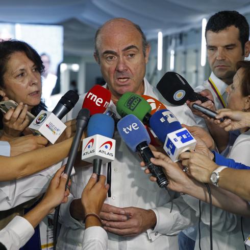 Luis de Guindos comparece ante la prensa durante la Cumbre Iberoamericana