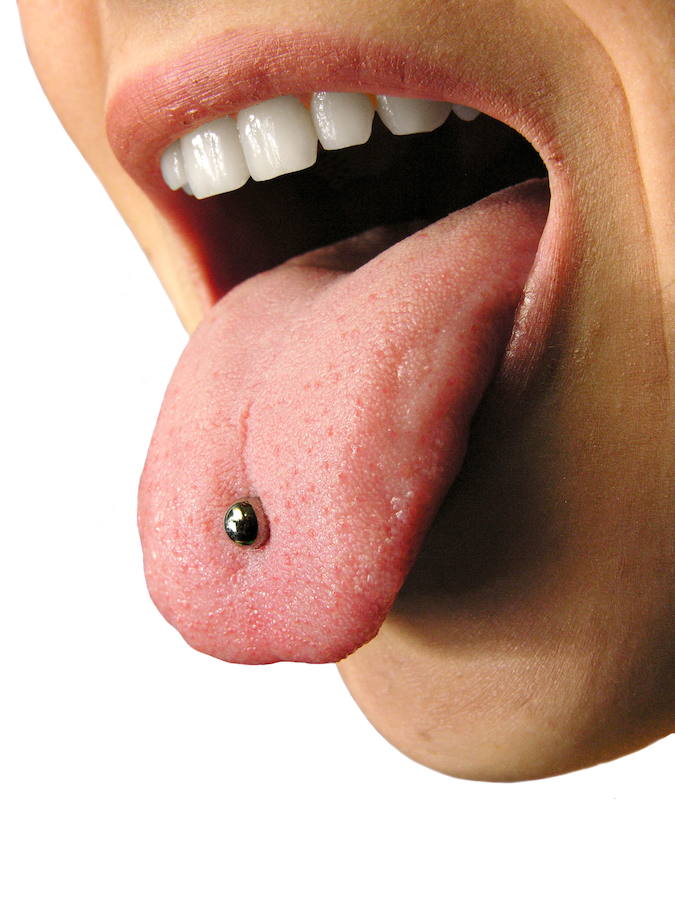 Los piercings en la lengua, una de las causas de la halitosis. 