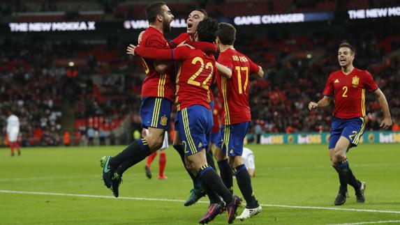 Los jugadores de la selección celebran el segundo gol a Inglaterra. 