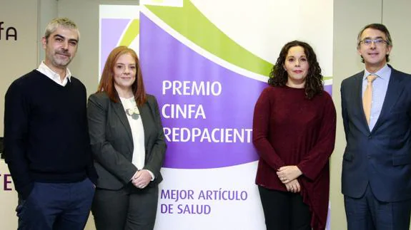Sergio Brihuega, de Rredpacientes, Rocío Mendoza (Salud Revista.es), Celica Cantero (Efe) y Enrique Ordieres, persidente de Cifa, tras el acto de entrega de los premios. 