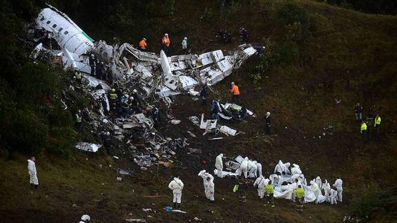 El equipo de rescate traslada algunos cadáveres a los pies del avión.