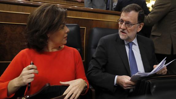 Mariano Rajoy y Soraya Sáenz de Santamaría en la sesión de control al Gobierno.