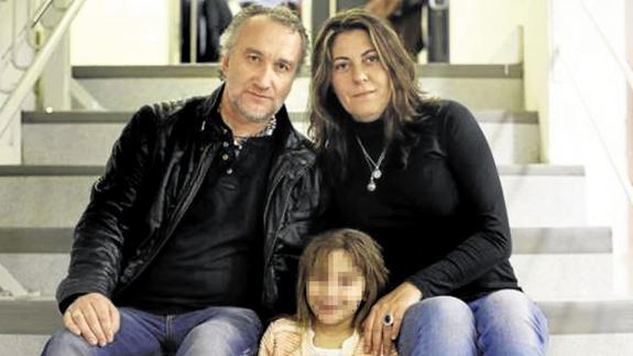 Nadia Nerea junto a sus padres.