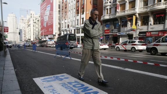 Vista de la zona peatonal de la Gran Vía madrileña por los cortes de tráfico.