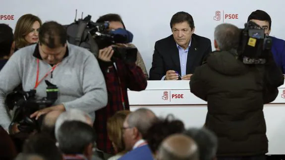 El presidente del Principado y de la Gestora del PSOE, Javier Fernández, en el Comité. 