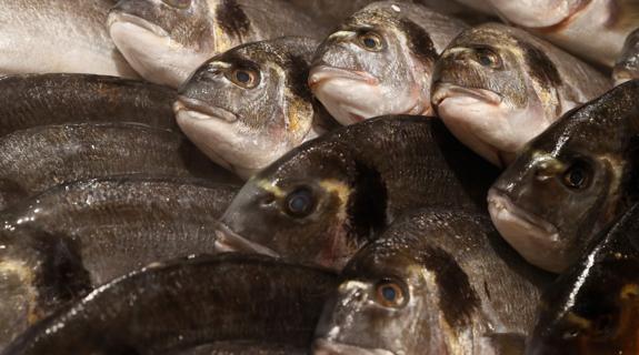 Productos en la pescadería de un supermercado francés. 