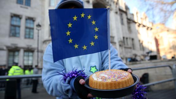 Una señora contraria al 'Brexit' a las puertas del Supremo.