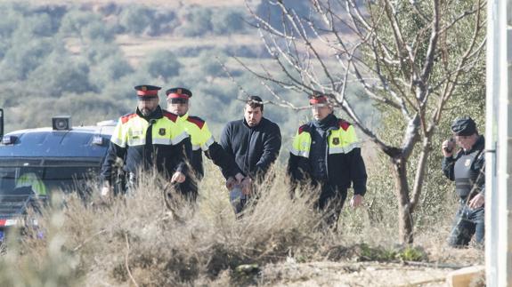 El cazador (c), acompañado por agentes de los Mossos d'Esquadra.