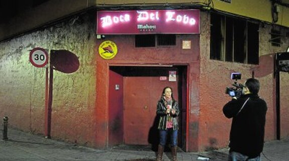 Una reportera en la puerta del pub donde fue la agresión.