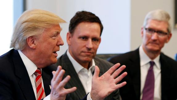 Trump habla con Peter Thiel (c) y Tim Cook (d). 