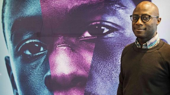 Barry Jenkins, junto a un cartel de 'Moonlight'.