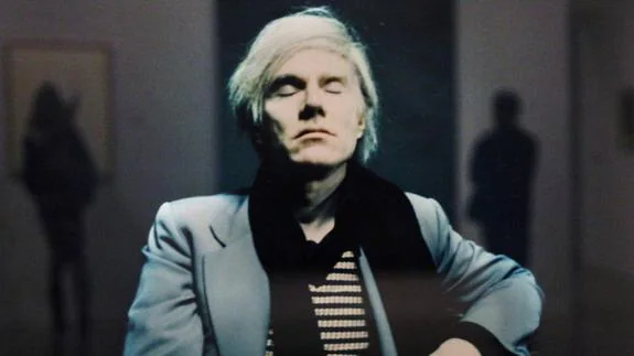Retrato de Andy Warhol en una exposición. 