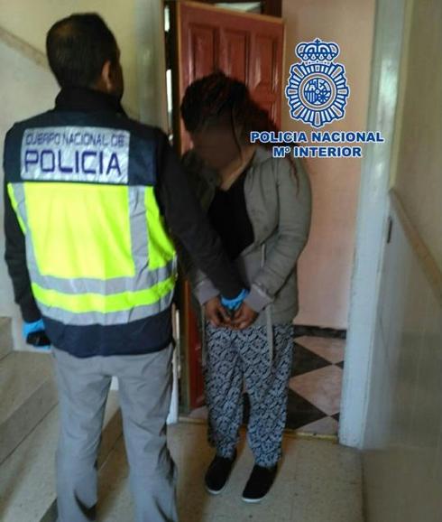 Detención de la mujer que obligaba a la menor a prostituirse.