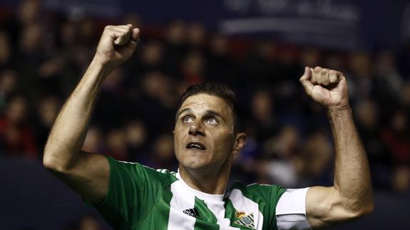 Joaquín Sánchez celebra un gol con el Betis. 