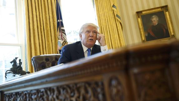 Trump atiende en la Casa Blanca. 