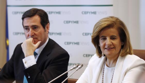 La ministra de Empleo, Fátima Báñez, junto al presidente de Cpyme, Antonio Garamendi.