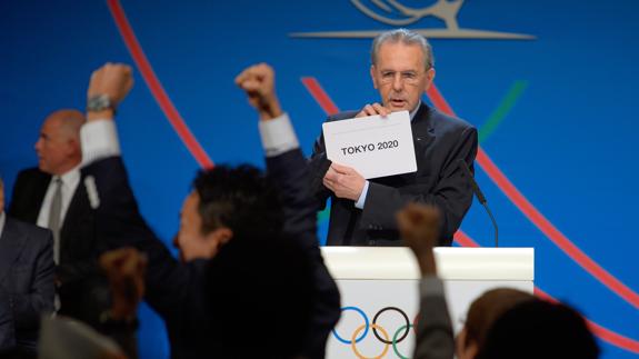 Jacques Rogge, presidente del COI, anuncia la sede de los Juegos Olímpicos de 2020. 