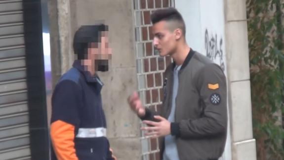 El repartidor y MrGranBomba, en el vídeo que se hizo viral.