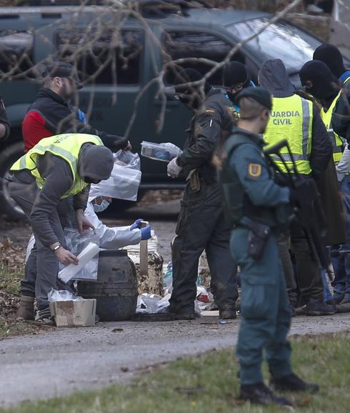 La Guardia Civil, junto al material encontrado.